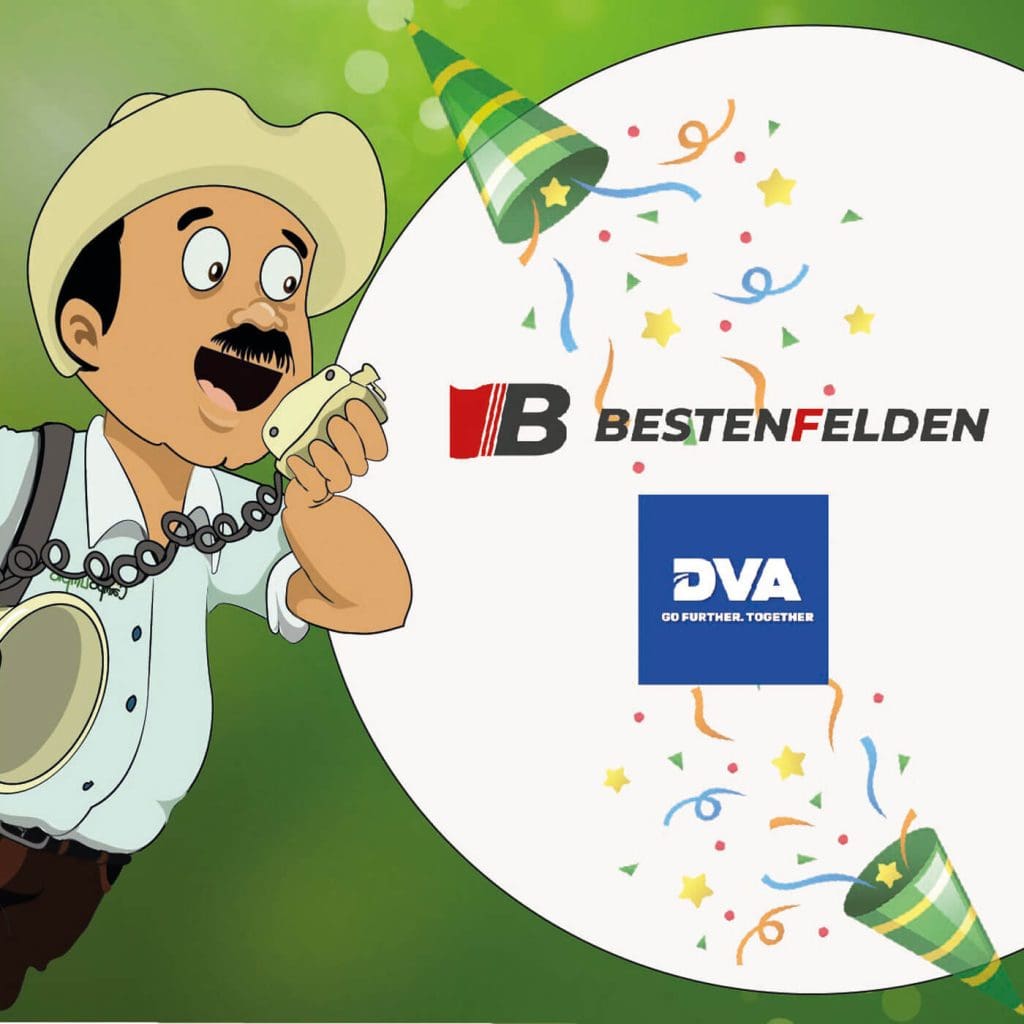 Se ve a un hombre animado con un sombrero de vaquero sosteniendo un micrófono mientras habla por él.