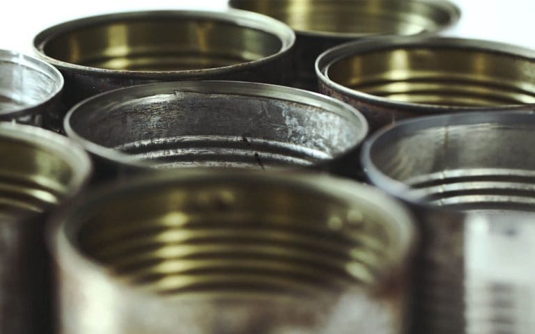 Un grupo de latas sobre un fondo blanco, destacando la gestión eficiente de residuos.