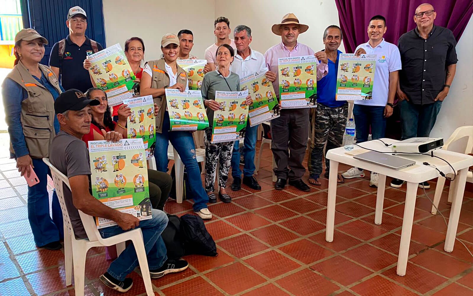 Un grupo de personas paradas frente a una mesa sosteniendo libros en casa.